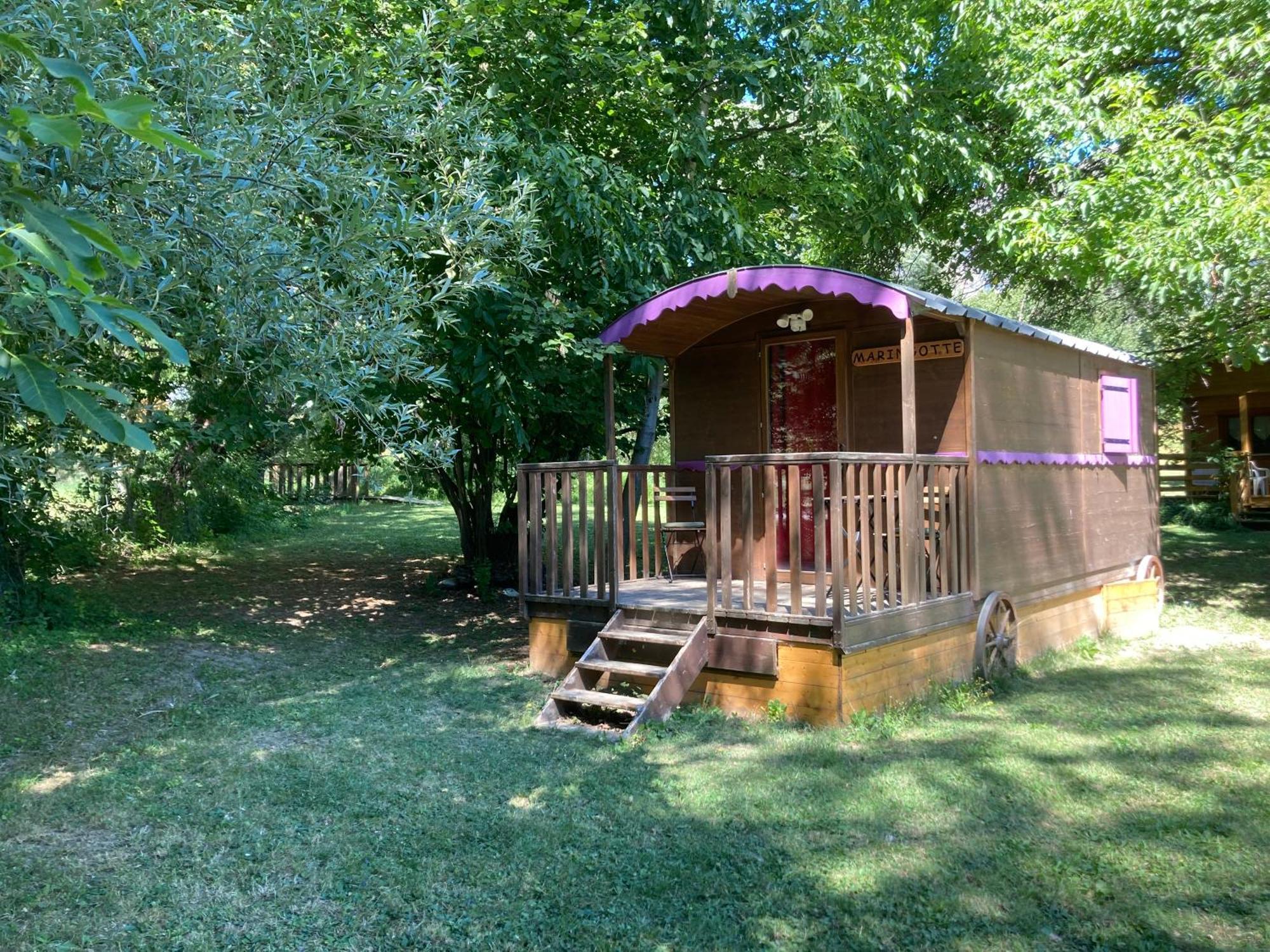 Camping, Hotel De Plein Air Les Cariamas Chateauroux-les-Alpes Eksteriør billede